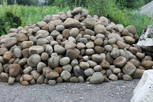 Kamenclub.ru: Песчаник ядра, фр. 100-300 мм  купить в Екатеринбурге песчаник бежевый серый рыжий речная галька 5 000 руб/т   фото КАМЕНЬ КЛУБ