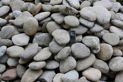 Kamenclub.ru: Галька речная плоская (бело-серая) фр. 100-200-300 мм. купить в Екатеринбурге галька речная плоская серый, белый, бело-серый, серо-белый речная галька плоская  9000 руб/т   фото КАМЕНЬ КЛУБ