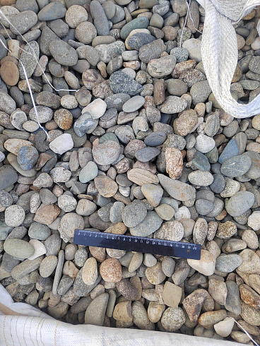 Kamenclub.ru: Галька речная окат (пестрая) фр. 20-40 мм. купить  в Екатеринбурге галька речная пестрая, серая, серые оттенки галька речная окатанная округлая 5000 руб/т   фото КАМЕНЬ КЛУБ