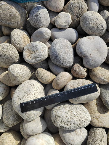 Kamenclub.ru: Галька речная окат (серо-белая) фр. 70-120 мм купить  в Екатеринбурге галька галечник бело-серая, серо-белая, серая, белая речная природная галька  8000 руб/т   фото КАМЕНЬ КЛУБ