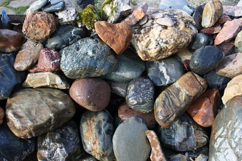 Kamenclub.ru: Ландшафтные валунчики фр.100-500 мм.  купить в Екатеринбурге крупный природный камень серый, темно-серый, светло-серый речной валун крупный 4800 руб/т   фото КАМЕНЬ КЛУБ