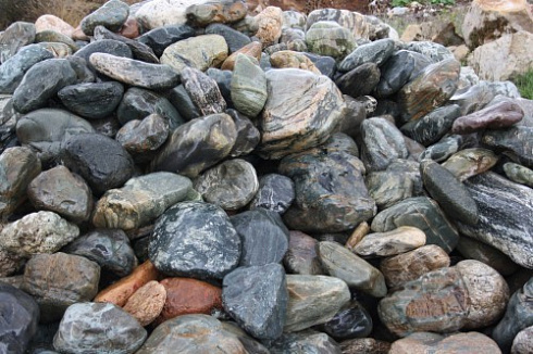 Kamenclub.ru: Ландшафтные валунчики фр.100-500 мм.  купить в Екатеринбурге крупный природный камень серый, темно-серый, светло-серый речной валун крупный 4800 руб/т   фото КАМЕНЬ КЛУБ