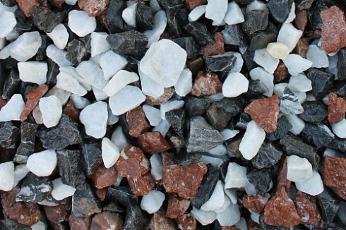 Kamenclub.ru: Мраморная крошка (щебень крошка микс : белый-черный-розовый) фр. 3-5 мм.  купить в Екатеринбурге мрамор белый, черный, розовый, разноцветный мраморная каменная крошка декорвтивная 12000 руб/т   фото КАМЕНЬ КЛУБ