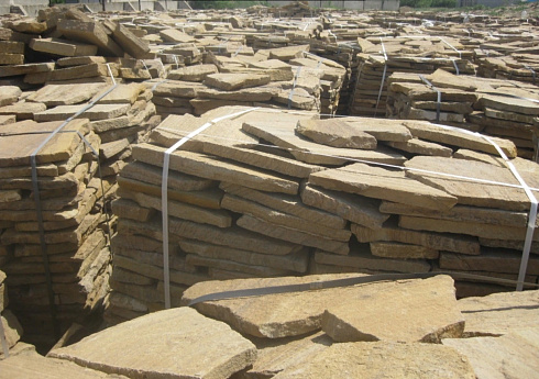 Kamenclub.ru: Песчаник пластушка желтый с рисунком (3 см)  купить в Екатеринбурге песчаник желтый с рисунком, рыжий, желтый песчаник пластушка ландшафтная рваная 8 500 руб/м3   фото КАМЕНЬ КЛУБ