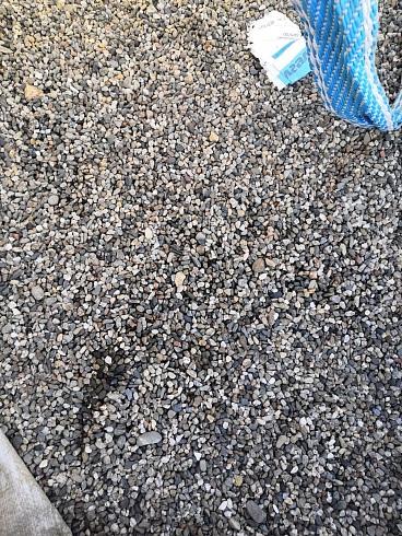 Kamenclub.ru: Галька речная окат (серая) фр.3-5 мм купить  в Екатеринбурге галька речная серая бежевый темно-серый окатанный речной камень округлый 9500 руб/т   фото КАМЕНЬ КЛУБ