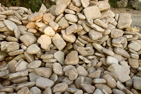 Kamenclub.ru: Песчаник для мощения дорожек, площадок, парковок ( фр 5-10 см)  купить в Екатеринбурге песчаник  серый желтый коричневый рыжий песчаник оголтованный окатанный 6500 руб/т   фото КАМЕНЬ КЛУБ