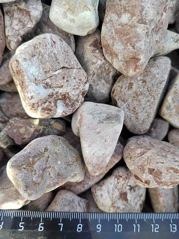 Kamenclub.ru: Мраморная крошка (щебень галтованный розовый) фр.20-40 мм.  купить в Екатеринбурге мрамор розовый, красный оголтованный округлый щебень  15000 руб/т   фото КАМЕНЬ КЛУБ