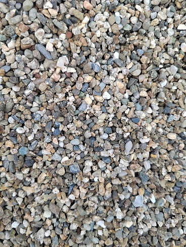 Kamenclub.ru: Галька речная окат (серая) фр.3-5 мм купить  в Екатеринбурге галька речная серая бежевый темно-серый окатанный речной камень округлый 9500 руб/т   фото КАМЕНЬ КЛУБ