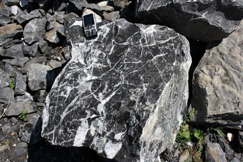 Kamenclub.ru: Черный мрамор скальник фр. 1000-1500 мм.  купить в Екатеринбурге мрамор черный белый серый крупный колотый валун ландшафтный 9000 руб/т   фото КАМЕНЬ КЛУБ