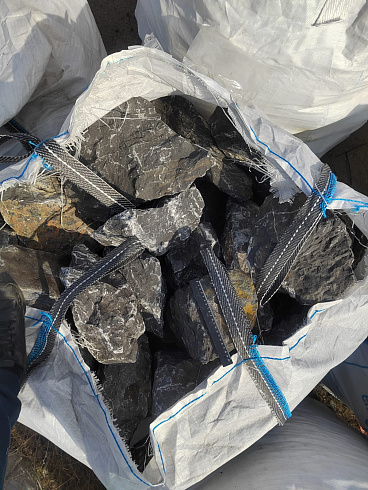 Kamenclub.ru: Черный мрамор скальник фр. 100-500 мм.  купить в Екатеринбурге мрамор черный белый серый крупный колотый валун ландшафтный 8500 руб/т   фото КАМЕНЬ КЛУБ