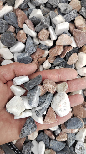 Kamenclub.ru: Мраморная крошка (щебень галтованный микс:белый-зеленый-розовый) фр.20-40 мм.  купить в Екатеринбурге мрамор белый, зеленый, розовый мрамор декоративный (галтовка) 15500 руб/т   фото КАМЕНЬ КЛУБ