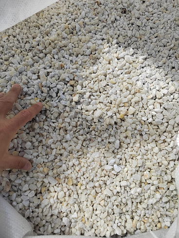 Kamenclub.ru: Мраморная крошка, щебень, цвет-белый, фр. 5-10 мм.  купить в Екатеринбурге мрамор белый, айвори, молочный мраморная каменная крошка ландшафтная 12000 руб/т   фото КАМЕНЬ КЛУБ