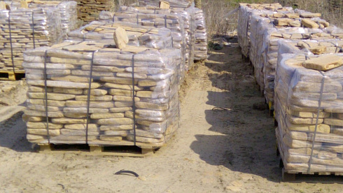 Kamenclub.ru: Песчаник пластушка галтованный желтый с рисунком (3 см)  купить в Екатеринбурге плитняк - пластушка желтый песчаник 21000 руб/м3   фото КАМЕНЬ КЛУБ