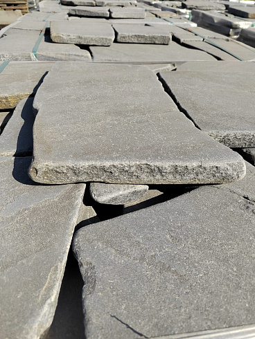 Kamenclub.ru: Песчаник пластушка светло-серый (4,0 - 6,0 см)  купить в Екатеринбурге плитняк - пластушка светло-серый песчаник 12600 руб/м3   фото КАМЕНЬ КЛУБ