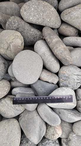 Kamenclub.ru: Галька речная окат (темно-серая) фр. 70-150 мм. купить  в Екатеринбурге галька речная темно-серая, синяя, серая речная галька округлая  8000 руб/т   фото КАМЕНЬ КЛУБ