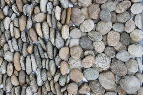 Kamenclub.ru: Галька речная плоская (серо-белая) фр. 70-120 мм. купить  в Екатеринбурге галька галечник речной серый, белый окатанная плоская  природная галька 9000 руб/т   фото КАМЕНЬ КЛУБ