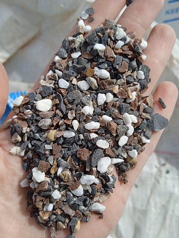 Kamenclub.ru: Мраморная крошка (щебень крошка микс: белый-зеленый-розовый) фр. 3-5 мм.  купить в Екатеринбурге мрамор белый, зеленый, розовый мраморная декоративная крошка каменная 12000 руб/т   фото КАМЕНЬ КЛУБ