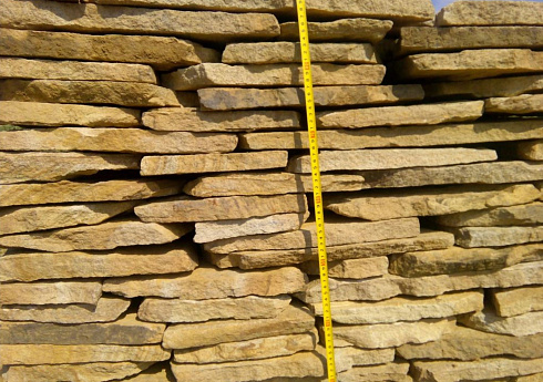 Kamenclub.ru: Песчаник пластушка желтый с разводом под дерево (2 см)  купить в Екатеринбурге плитняк желтый с разводами, желтый, рыжий, серый песчаник пластушка рваная ландшафтная 11 000 руб/м3   фото КАМЕНЬ КЛУБ