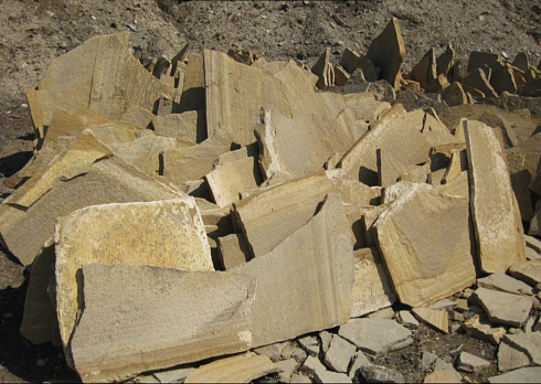 Kamenclub.ru: Форматный камень (плаха) пошаговая дорожка от 70-150 см (4 -12 см)  купить в Екатеринбурге плитняк  форматный плаха желтый песчаник 9 000 руб/т   фото КАМЕНЬ КЛУБ