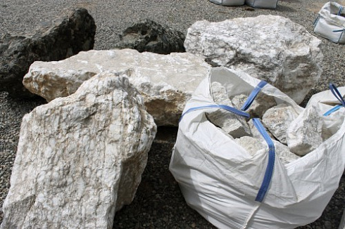 Kamenclub.ru: Мраморизированный известняк фр. 100-500 мм.  купить в Екатеринбурге известняк серый белый темно-серый сероватый валун природного образования окатанный 10500 руб/т   фото КАМЕНЬ КЛУБ