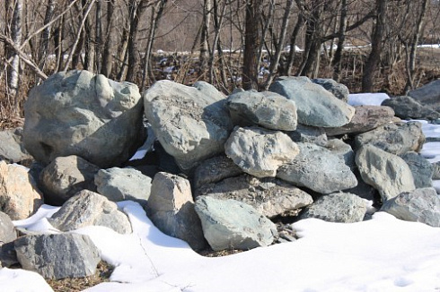 Kamenclub.ru: Гранит скальник (серо-зеленый) фр. 500-1500 мм.  купить в Екатеринбурге гранит мрамор  серый зеленый темно-серый глыба скальная колотая ландшафтная 7 500 руб/т   фото КАМЕНЬ КЛУБ