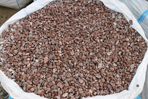 Kamenclub.ru: Мраморная крошка (щебень галтованный розовый) фр.10-20 мм.  купить в Екатеринбурге мрамор розовый, красный ландшафтный декоративный окатанный округлый щебень 15000 руб/т   фото КАМЕНЬ КЛУБ