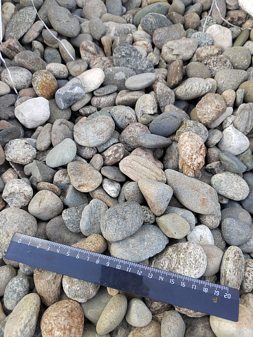 Kamenclub.ru: Галька речная окат (пестрая) фр. 20-40 мм. купить  в Екатеринбурге галька речная пестрая, серая, серые оттенки галька речная окатанная округлая 5000 руб/т   фото КАМЕНЬ КЛУБ