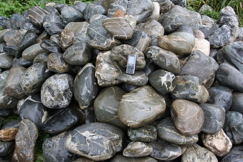 Kamenclub.ru: Валунчик Паутинник фр.100-300 мм  купить в Екатеринбурге крупный природный камень галечник темно-серый с прожилками белый черный речной валунчик 5000 руб/т   фото КАМЕНЬ КЛУБ