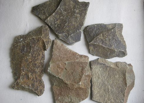 Kamenclub.ru: Песчаник пластушка "фонтанка" серо-зеленая (3,0-5,0 см)  купить в Екатеринбурге песчаник серо-зеленая колотые плитки облицовочные пластушки 11400 руб/м3   фото КАМЕНЬ КЛУБ