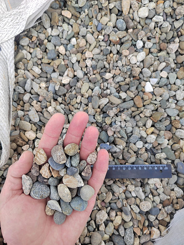 Kamenclub.ru: Галька речная окат (серая) фр.10-20 мм купить  в Екатеринбурге галька речная серая, серый, темно-серый, светло-серый, коричневый ландшафтная декоративная речная окатанная округлая галька 5000 руб/т   фото КАМЕНЬ КЛУБ