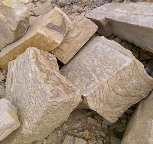 Kamenclub.ru: Песчаник пластушка желтый с рисунком (7-15 см)  купить в Екатеринбурге плитняк - пластушка - бут желтый песчаник 10200 руб/м3   фото КАМЕНЬ КЛУБ