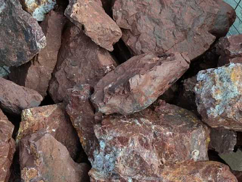 Kamenclub.ru: Щебень крошка красный (ЯШМА) фр. 20-40 мм.  купить в Екатеринбурге яшма красный, бордовый декоративный ландшафтный щебень 9000 руб/т   фото КАМЕНЬ КЛУБ