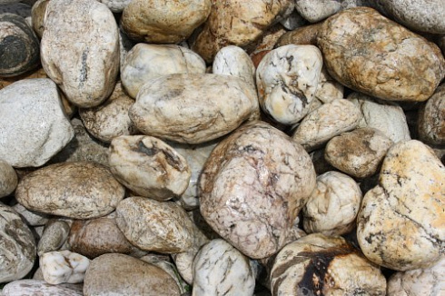 Kamenclub.ru: Кварцевый валунчик фр.100-300 мм.  купить в Екатеринбурге кварц белый, бежевый молочный рыжий крупный природный камень галечник 7850 руб/т   фото КАМЕНЬ КЛУБ