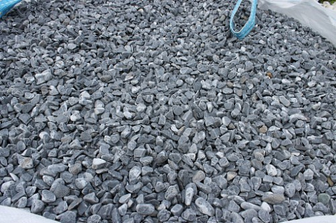 Kamenclub.ru: Щебень галтованный черный (мрамор) фр.10-20 мм.  купить в Екатеринбурге мрамор черный с белыми прожилками, черный, белый окатанный округлый ландшафтный декоративный щебень 15000 руб/т   фото КАМЕНЬ КЛУБ