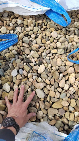 Kamenclub.ru: Галька речная окат рыжая фр. 20-40 мм. купить  в Екатеринбурге галька речная окатанная рыжая желтая серая округлая речная галька 5000 руб/т   фото КАМЕНЬ КЛУБ