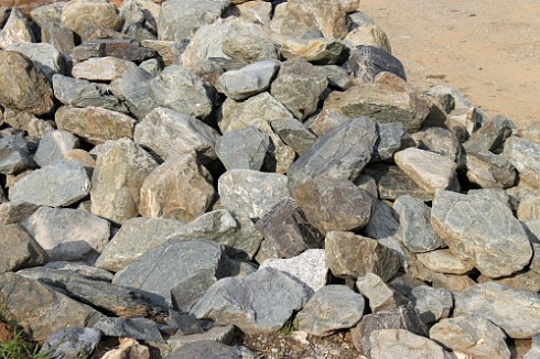 Kamenclub.ru: Гранит скальник (серо-зеленый) фр. 100-500 мм.  купить в Екатеринбурге гранит зеленый, серый, салатовый крупный ландшафтный валун 6 000 руб/т   фото КАМЕНЬ КЛУБ