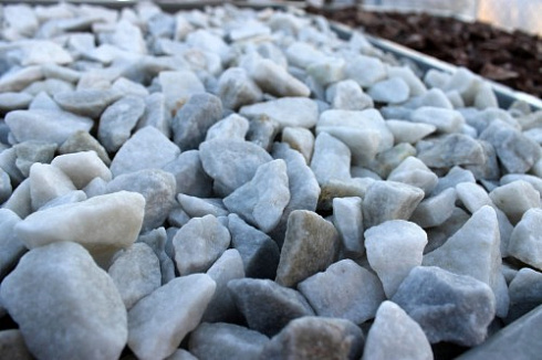 Kamenclub.ru: Мраморная крошка, щебень, цвет-белый,  фр. 20-40 мм.  купить в Екатеринбурге мрамор белый молочный слоновая кость айвори  мраморная крошка ландшафтная 12000 руб/т   фото КАМЕНЬ КЛУБ