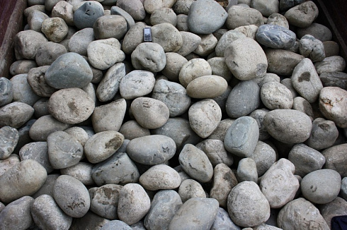 Kamenclub.ru: Темно-серый валунчик фр.100-300 мм.  купить в Екатеринбурге крупный природный камень серый, темно-серый, светло-серый речная галька большого размера окатанная 4500 руб/т   фото КАМЕНЬ КЛУБ