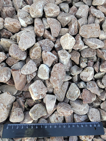 Kamenclub.ru: Мраморная крошка (щебень галтованный розовый) фр.20-40 мм.  купить в Екатеринбурге мрамор розовый, красный оголтованный округлый щебень  15000 руб/т   фото КАМЕНЬ КЛУБ
