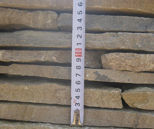 Kamenclub.ru: Песчаник пластушка желтый с разводом под дерево (2 см)  купить в Екатеринбурге плитняк желтый с разводами, желтый, рыжий, серый песчаник пластушка рваная ландшафтная 11 000 руб/м3   фото КАМЕНЬ КЛУБ