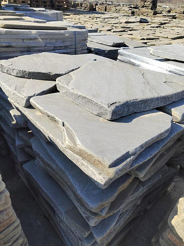 Kamenclub.ru: Песчаник пластушка галтованная светло-серая (3,0 см)  купить в Екатеринбурге песчаник светло-серый, серый ландшафтный камень рваный колотый 21000 руб/м3   фото КАМЕНЬ КЛУБ