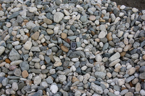 Kamenclub.ru: Галька речная окат (серая) фр.40-60 мм купить  в Екатеринбурге галька речная серый бежевый рыжий коричневый округлый речной камень 5000 руб/т   фото КАМЕНЬ КЛУБ