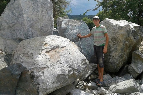 Kamenclub.ru: Змеевик скальник фр. 500-1500 мм.  купить в Екатеринбурге змеевик зеленый серый черный глыба скальная колотая 7500 руб/т   фото КАМЕНЬ КЛУБ