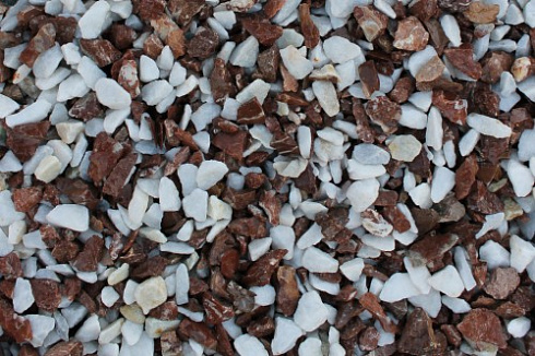 Kamenclub.ru: Мраморная крошка (щебень крошка микс: белый-зеленый-розовый) фр. 10-20 мм.  купить в Екатеринбурге мрамор белый, зеленый, розовый декоративный ландшафтный колотый щебень 12000 руб/т   фото КАМЕНЬ КЛУБ