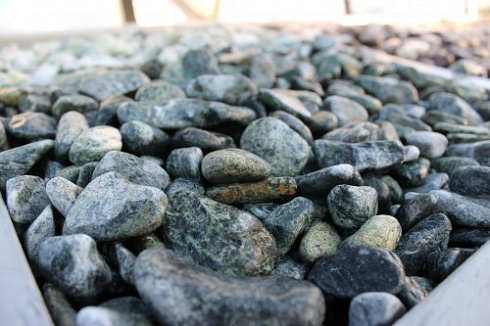 Kamenclub.ru: Щебень галтованный зеленый (змеевик) фр. 20-40 мм.  купить в Екатеринбурге мрамор зеленый, салатовый оголтованный щебень мраморный 12500 руб/т   фото КАМЕНЬ КЛУБ