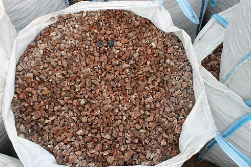 Kamenclub.ru: Мраморная крошка (щебень крошка розовый) фр. 10-20 мм.  купить в Екатеринбурге мрамор розовый, красный каменная декоративная крошка ландшафтная 11000 руб/т   фото КАМЕНЬ КЛУБ