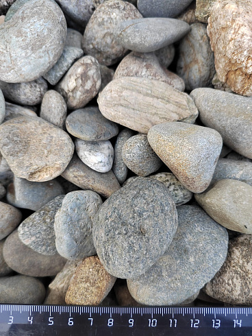 Kamenclub.ru: Галька речная окат (пестрая) фр. 20-40 мм. купить  в Екатеринбурге галька речная пестрая, серая, серые оттенки галька речная окатанная округлая 5000 руб/т   фото КАМЕНЬ КЛУБ