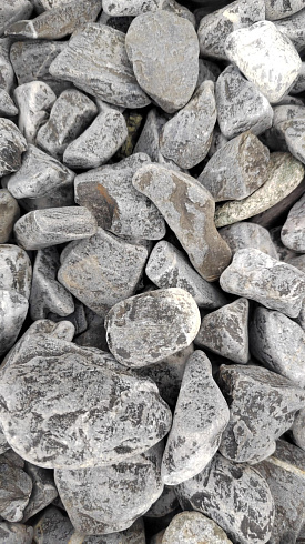 Kamenclub.ru: Щебень галтованный черный (мрамор) фр.40-70 мм.  купить в Екатеринбурге мрамор черный с белыми прожилками, черный, белый щебень галтованный округлый 13500 руб/т   фото КАМЕНЬ КЛУБ