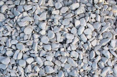 Kamenclub.ru: Мраморная крошка (щебень галтованный белый) фр.40-70 мм.  купить в Екатеринбурге мрамор белый молочный айвори окатанный округлый природный камень 17000 руб/т   фото КАМЕНЬ КЛУБ