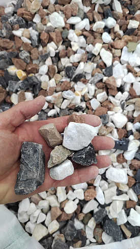 Kamenclub.ru: Мраморная крошка (щебень крошка микс : белый-черный-розовый) фр. 20-40 мм.  купить в Екатеринбурге мрамор белый, черный, розовый декоративная ландшафтная крошка 12000 руб/т   фото КАМЕНЬ КЛУБ